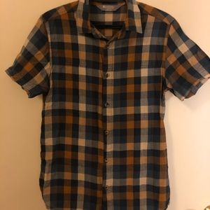 Men’s plaid shirt sleeve casual button down